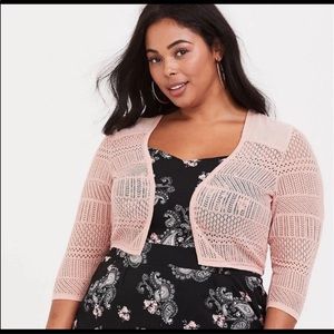 TORRID 5 PINK POINTELLE KNIT SHRUG